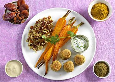 Céréales aux fruits secs, carottes rôties au cumin et falafels sauce tahin